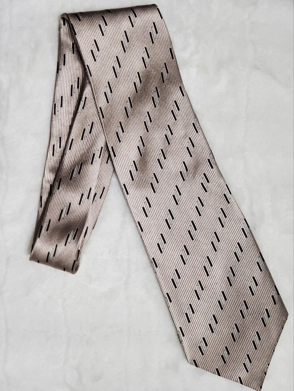 Vintage Nautica Men's 100% Silk Geometric Dash Necktie – Taupe Champagne & Black